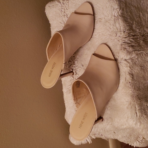 Nine West Ladies heels 4 inches color off White. Open toes. - Picture 2 of 4